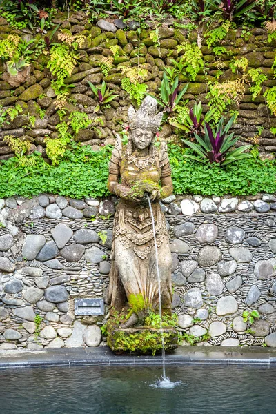 Fuente Figurada Piedra Cubierta Musgo Viejo Estanque Bali Indonesia Con — Foto de Stock