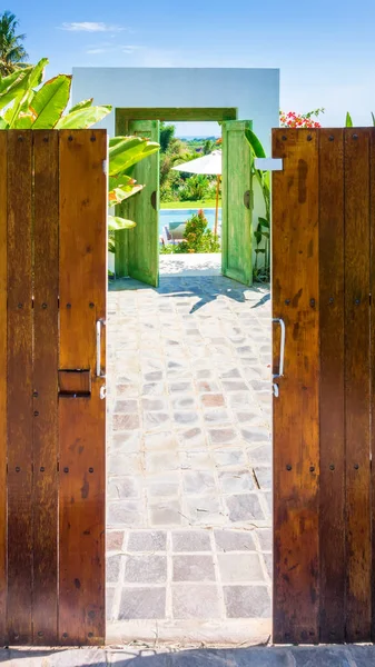 Puerta Con Piscina Bali Indonesia — Foto de Stock