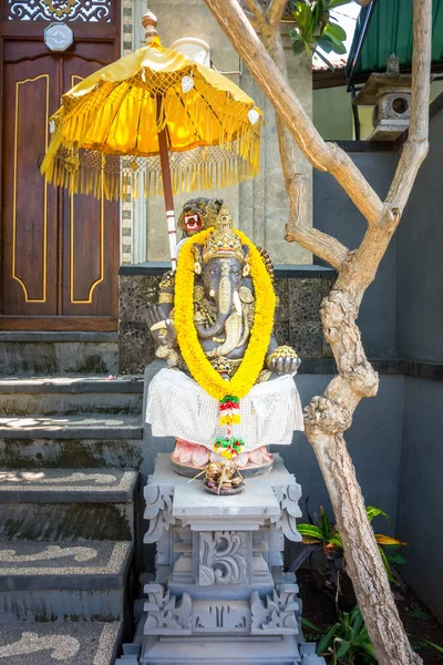 Guirlanda Flores Douradas Drapeado Torno Ganesha Deus Hindu Sabedoria — Fotografia de Stock