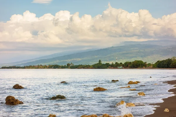 Plage Sable Sombre Dans Nord Bali Sur Fond Ciel Bleu — Photo