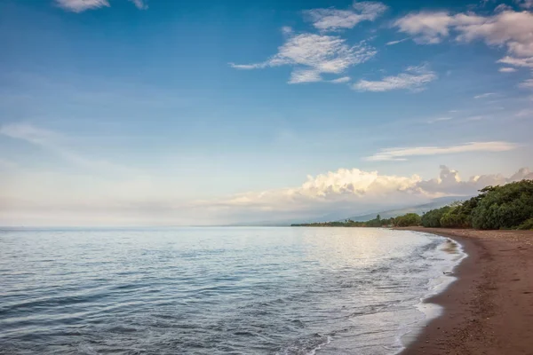 Ciemny Piasek Plaży Północnej Części Bali Tle Niebieskiego Nieba — Zdjęcie stockowe