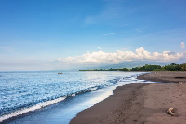 Praia Areia Escura Norte Bali Fundo Céu Azul — Fotografia de Stock