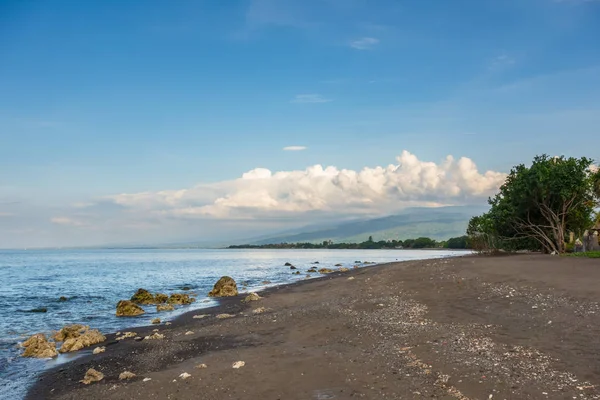 Mörk Sand Beach Norra Bali Blå Himmel Bakgrund — Stockfoto