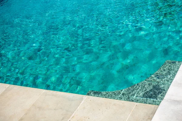 Zwembad Met Blauwe Water Als Achtergrond — Stockfoto