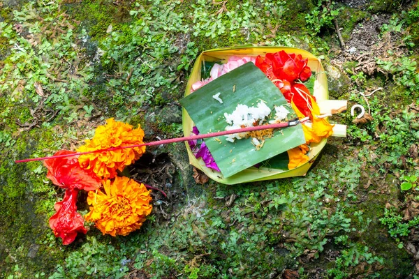 Oferta Votiva Com Flores Coloridas Biscoitos Vegetação Fitas Dispostas Lugar — Fotografia de Stock