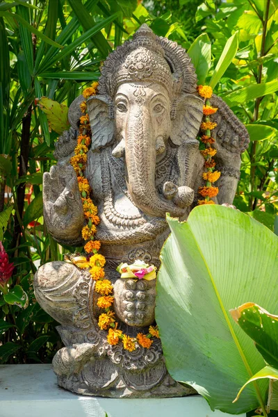 Girlande Aus Goldenen Blumen Drapiert Ganesha Hinduistischer Gott Der Weisheit — Stockfoto