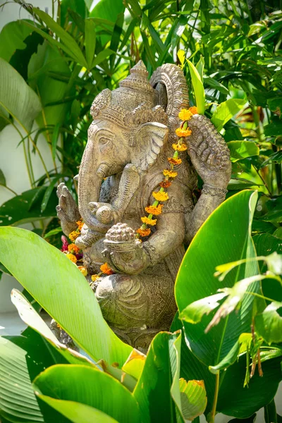 Girlande Aus Goldenen Blumen Drapiert Ganesha Hinduistischer Gott Der Weisheit — Stockfoto