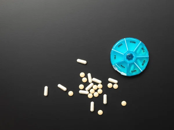 Uma Imagem Pillbox Aberto Com Algumas Pílulas — Fotografia de Stock