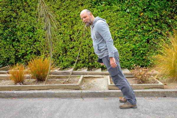 Uma Imagem Uma Pessoa Masculina Inclinada Para Frente — Fotografia de Stock