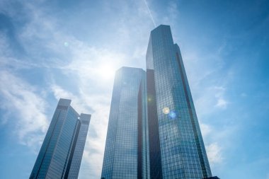 Frankfurt, Almanya, gökdelenlerin düşük açılı görünüş 