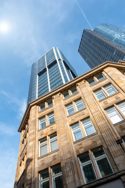 德国法兰克福摩天大楼的低角度视图 — 图库照片