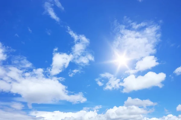 Una Imagen Cielo Azul Con Sol Brillante Nubes Blancas —  Fotos de Stock