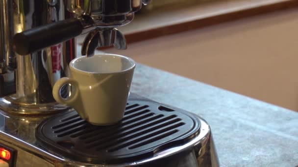 Close Van Machine Gieten Koffie Beker Witte Achtergrond — Stockvideo