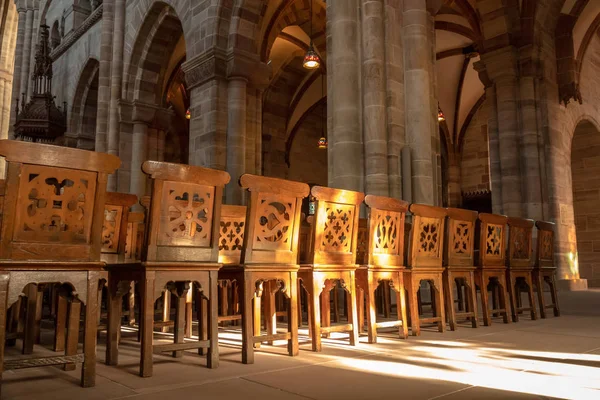 Bild Einer Reihe Von Holzstühlen Einer Alten Kirche — Stockfoto