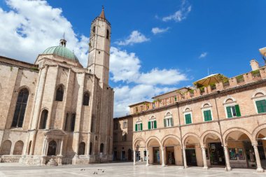 Piazza del Popolo Ascoli Piceno, İtalya görünümünü