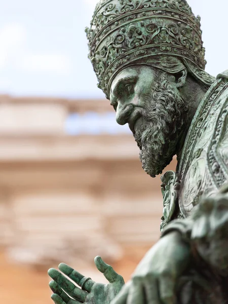 Een Afbeelding Van Een Standbeeld Van Paus Sixtus Voor Basilica — Stockfoto
