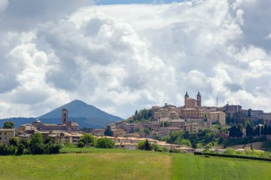 Renkli alanlar üzerinde İtalya Marche Camerino bir görüntü