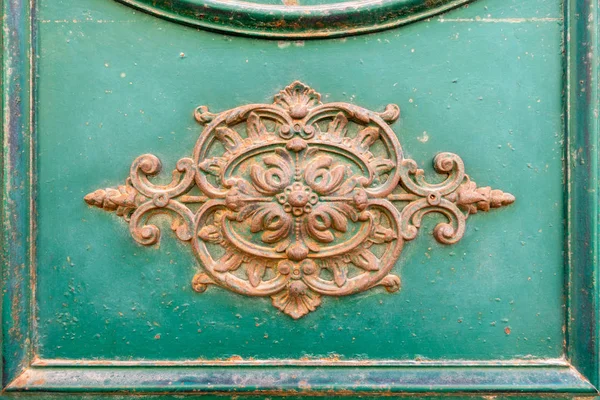 Una Imagen Una Decoración Ornamental Oxidada Una Puerta Verde Italia — Foto de Stock