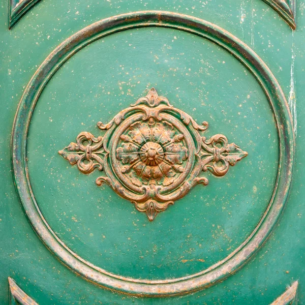 Uma Imagem Uma Decoração Ornamental Enferrujada Uma Porta Verde Itália — Fotografia de Stock