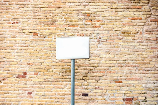 Immagine Tipico Sfondo Muro Mattoni Rossi Con Placca Bianca Vuota — Foto Stock