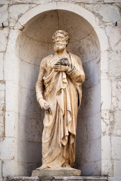 Een Afbeelding Van Een Oude Stenen Sint Pieters Standbeeld Assisi — Stockfoto