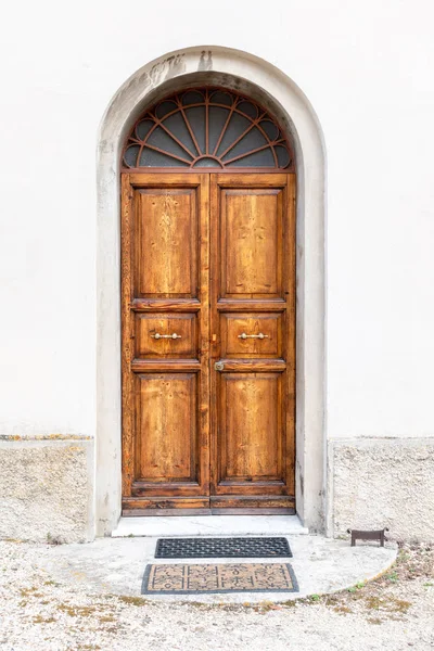 Образ Типичной Итальянской Двери — стоковое фото