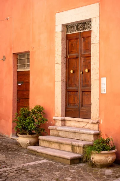 Μια Εικόνα Μιας Τυπικής Ιταλικής Πόρτας — Φωτογραφία Αρχείου