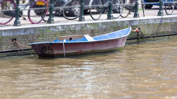Лодка Амстердамском Канале Дневное Время — стоковое фото