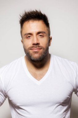 studio poz sakallı adam portresi 