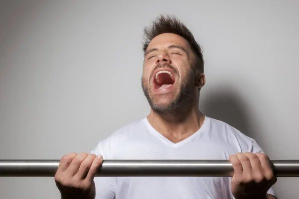 Homem Musculação Barbudo Fazendo Exercício Fundo Branco — Fotografia de Stock