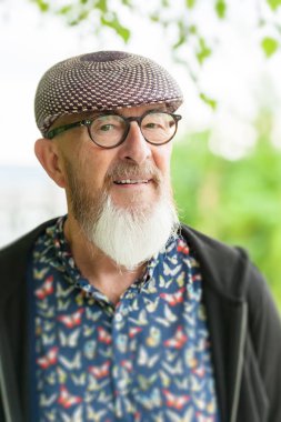 Sakal açık havada poz ile yaşlı adam portresi