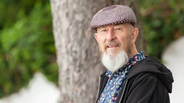 Portret Van Oude Man Met Baard Poseren Buitenshuis — Stockfoto