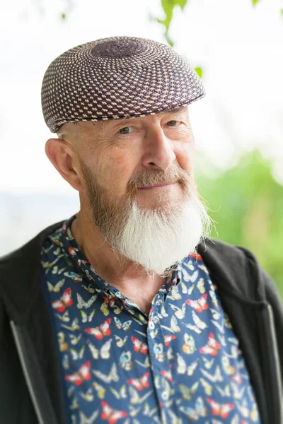 Portret Van Oude Man Met Baard Poseren Buitenshuis — Stockfoto