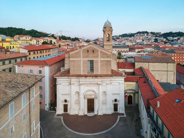 Ancony İtalya San Domenico kilise üzerinde uçuş — Stok fotoğraf
