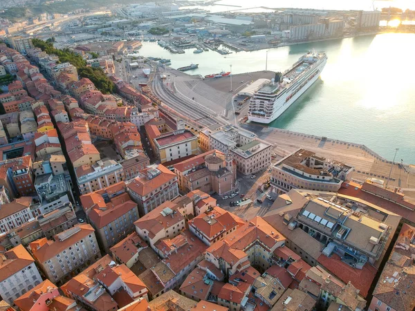 Vlucht over de haven van Ancona Italië — Stockfoto