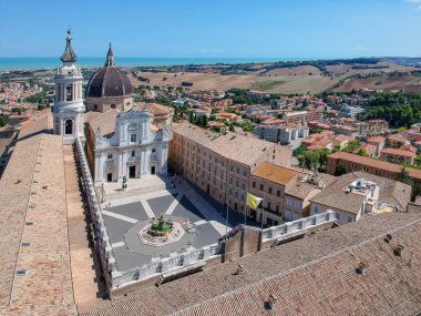 Basilica della Santa Casa Loreto İtalya üzerinde uçuş