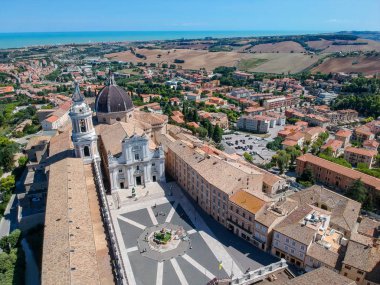 Basilica della Santa Casa Loreto İtalya üzerinde uçuş