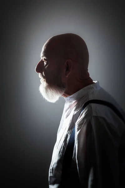 Profil Des Alten Mannes Mit Bart Auf Grauem Hintergrund — Stockfoto