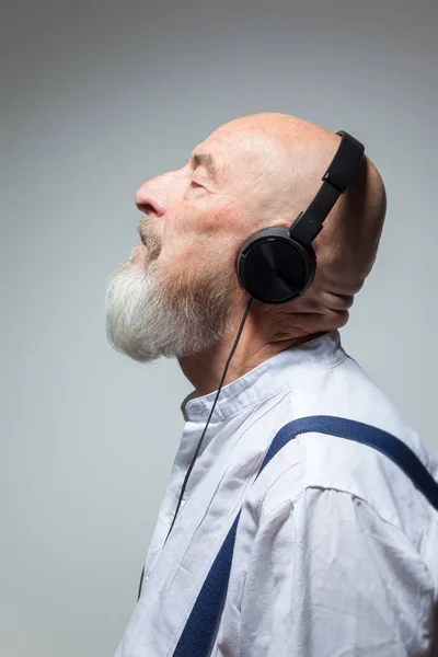 Podeszłym Wieku Łysa Głowa Mężczyzna Słuchania Muzyki Pomocą Słuchawek — Zdjęcie stockowe