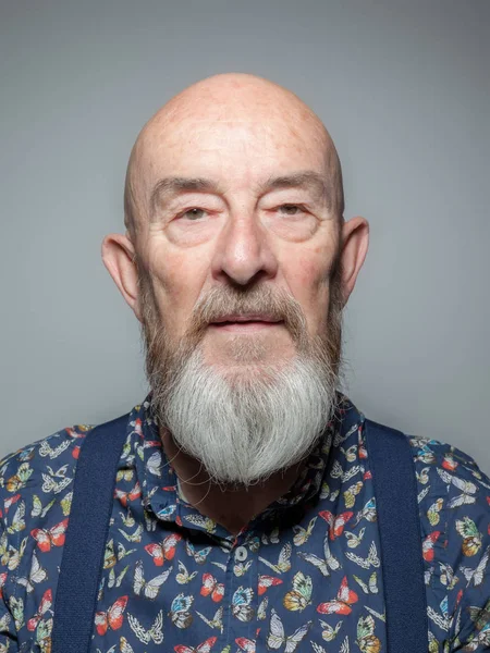 Retrato Homem Velho Com Barba Sobre Fundo Cinza — Fotografia de Stock