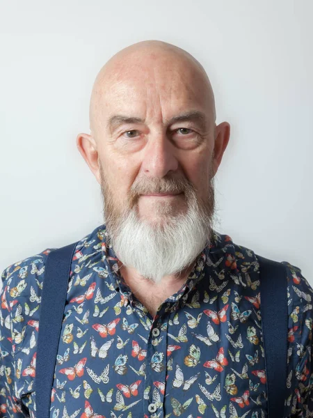 Gri Arka Plan Üzerinde Sakallı Yaşlı Adam Portresi — Stok fotoğraf