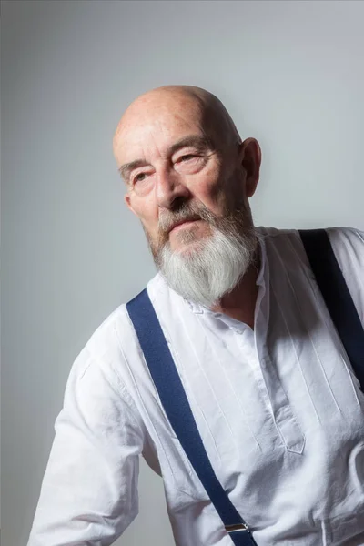 Retrato Homem Velho Com Barba Sobre Fundo Cinza — Fotografia de Stock