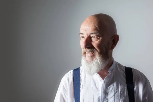 Porträt Eines Alten Mannes Mit Bart Auf Grauem Hintergrund — Stockfoto