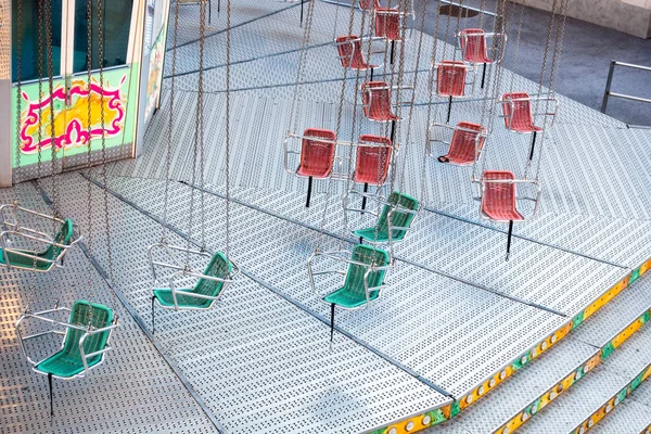 Typische carrousel met rode en groene stoelen — Stockfoto