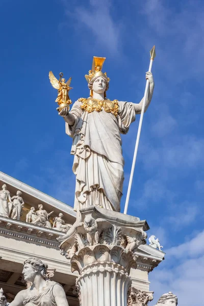 Athena staty framme av parlamentet i Wien Österrike — Stockfoto