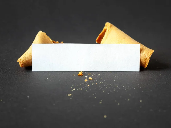 Una galleta de la fortuna con un papel en blanco para su mensaje — Foto de Stock