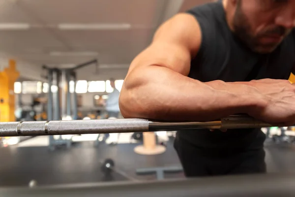 Güçlü bir adam spor salonunda rahatlatır — Stok fotoğraf