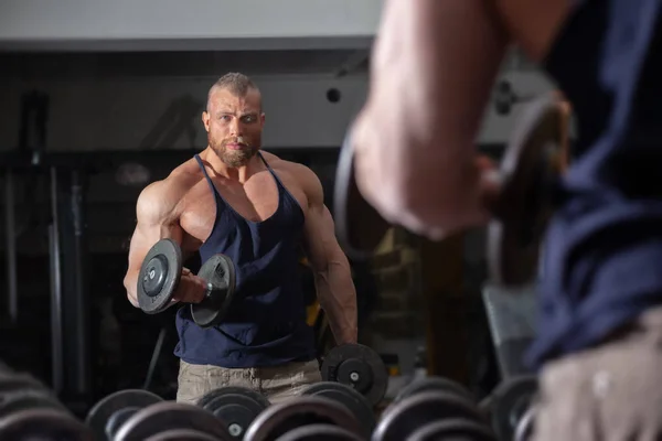 Bonito Barbudo Musculação Homem Formação — Fotografia de Stock