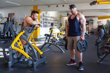 yakışıklı sakallı vücut geliştirme erkekler