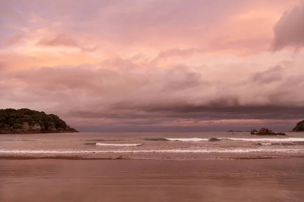 在日落背景上的充足的海滩的看法 新西兰 — 图库照片